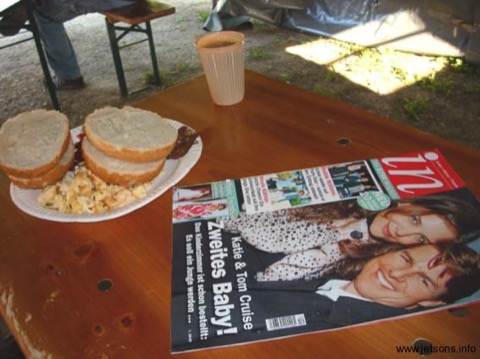 Frühstück mit Zeitschrift! So soll das!